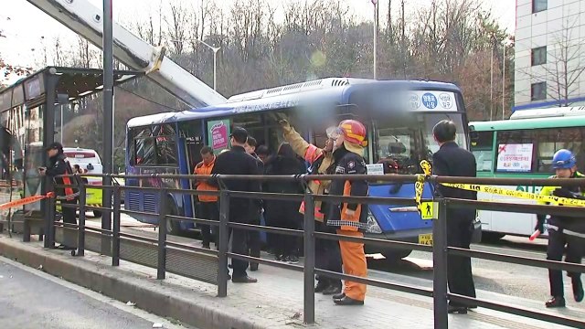[속보] 공사장 크레인이 버스 덮쳐...50대 여성 의식불명·16명 부상 / YTN