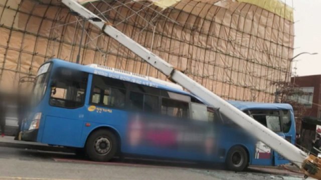 [속보] 공사장 크레인이 버스 덮쳐...최소 2명 중상 / YTN