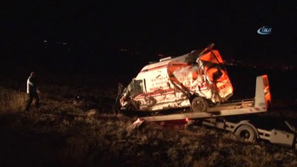 Ambulans Şarampole Devrildi: 3 Yaralı