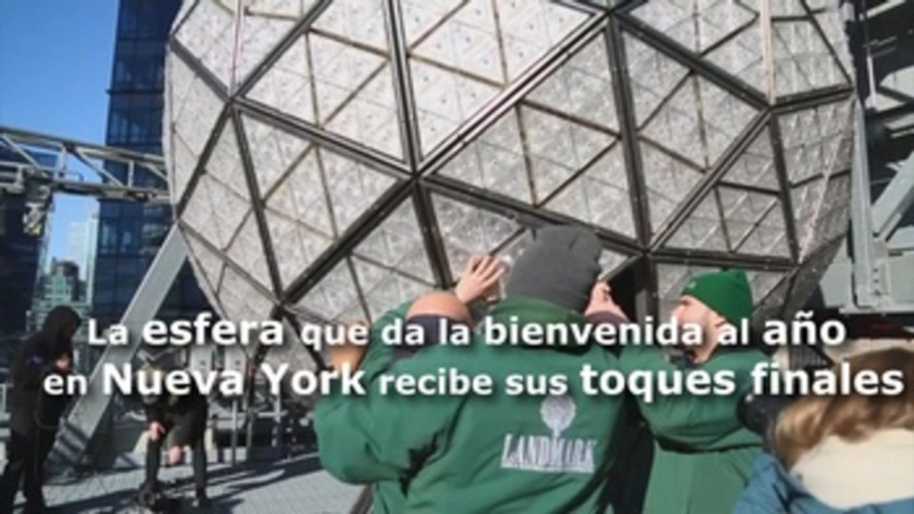 La esfera que da la bienvenida al año en Nueva York recibe sus toques finales