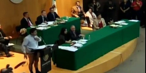 "Ben soyunurken utandım. Peki ya siz ülkeyi soyarken utanıyor musunuz"