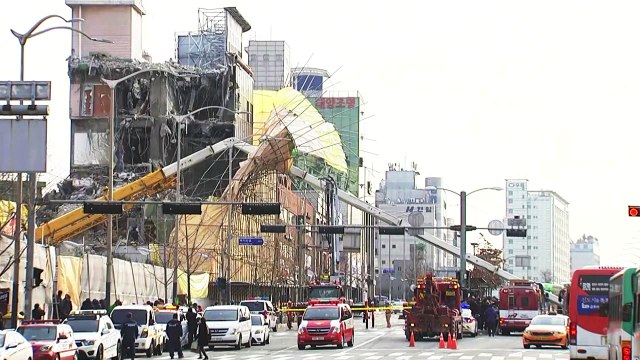 공사장 크레인이 버스 덮쳐...1명 사망·15명 부상 / YTN