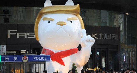 Köpek Yılına Az Kaldı! AVM, Trump Benzeri Devasa Bir Köpek Maketinin Açılışını Yaptı