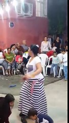 İzmir Romanları Düğünde Ortalığı Yıkıyor Balık Etli Ablamız İlginç Dansıyla Harikalar Yaratıyor