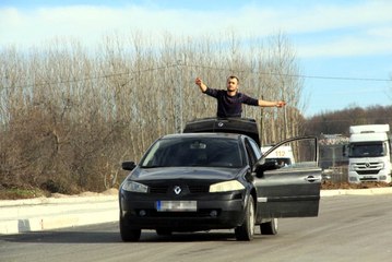 Hareket Halindeki Arabasından İnip Bagaja Bindi, Göbek Attı