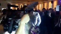 Lâm Khánh Chi hôn chú rể tại lễ cưới