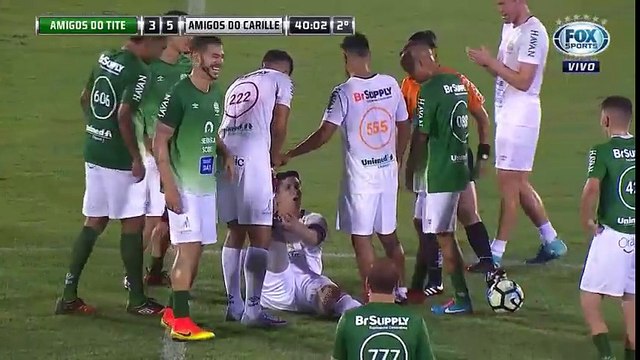 Un joueur de foot un rescapé du crash de Chapecoense simule des crampes à sa prothèse