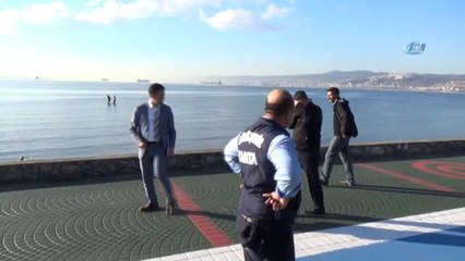 Kıyıda Ekipler, Denizde Kaçak Midye Avcıları... Polis ve Zabıta Ekiplerini Gören Avcılar Denize...