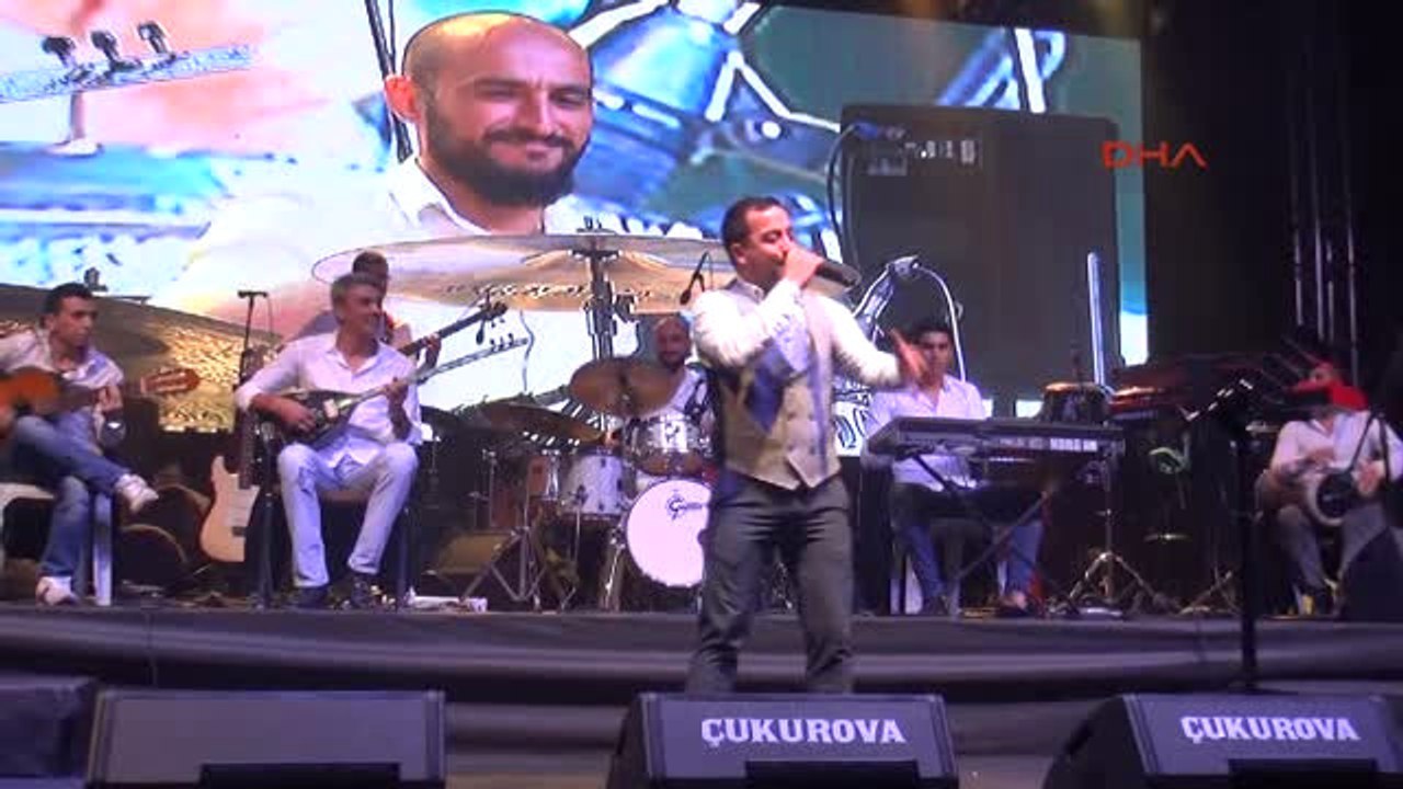 Mersin Demet Akalın, Çizmesini Hayranına Hediye Etti