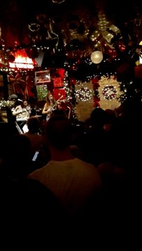 IRISH LIVE MUSIC AT THE TEMPLE BAR - DUBLIN