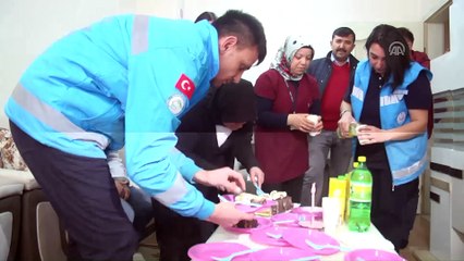 Evde sağlık hizmeti gören hastaya doğum günü sürprizi - AKSARAY