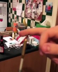 Deux jeunes ont la mauvaise idée de faire les cons en jouant aux fléchettes