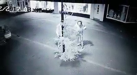 Un jeune frappe un sapin de Noël dans la rue  devinez qui termine au sol