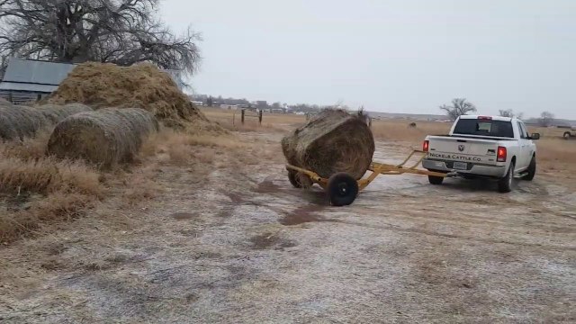 Une remorque ingénieuse pour les balles de foin