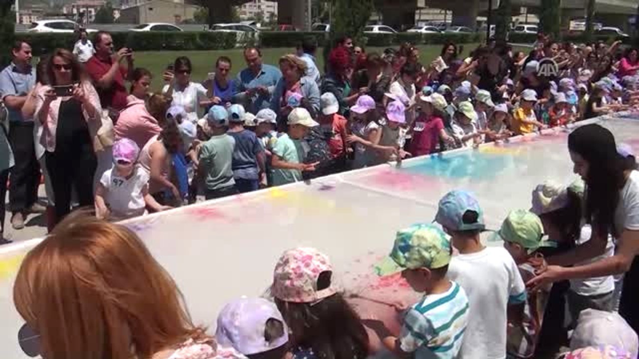 Çocukların Yaptığı 100 Metrekarelik Ebru Çalışmasına Rekor Tescili