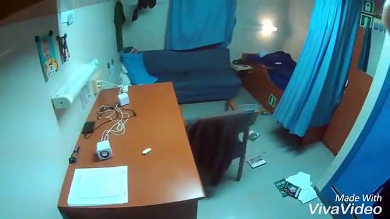 Il nous montre à quel point c'est compliqué de bosser dans un bureau sur un bateau en pleine mer
