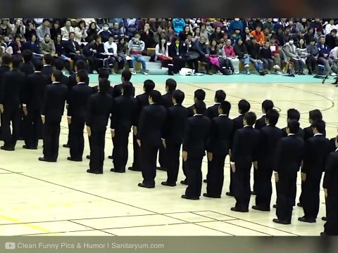 La synchronisation parfaite de ces soldats japonais qui défilent