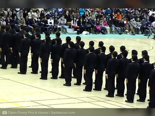 La synchronisation parfaite de ces soldats japonais qui défilent