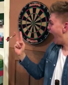 Deux jeunes ont la mauvaise idée de faire les cons en jouant aux fléchettes