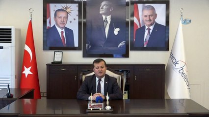 Başkan canlı yayında depreme yakalandı