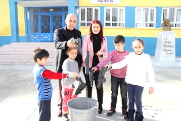 Öğrenciler Oyuncak Silahlarını Çöpe Attı