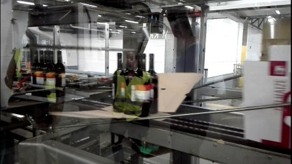 Emballage des bouteilles de vins Delhaize