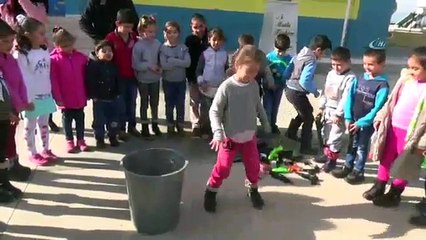 Öğrenciler Oyuncak Silahlarını Çöpe Attı