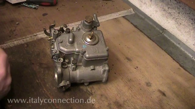 Kaugummi als Einschraubhilfe bei der Autoreparatur in der Werkstatt - Ein Video vom Auto und Oldtimer Club La Passione Italyconnection