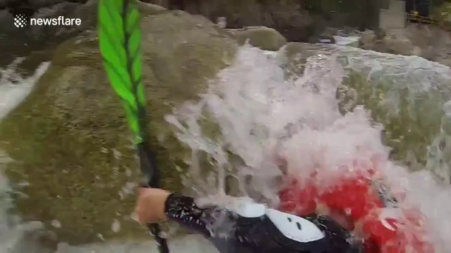 En kayak il manque de se noyer sous des rochers dans les rapides !