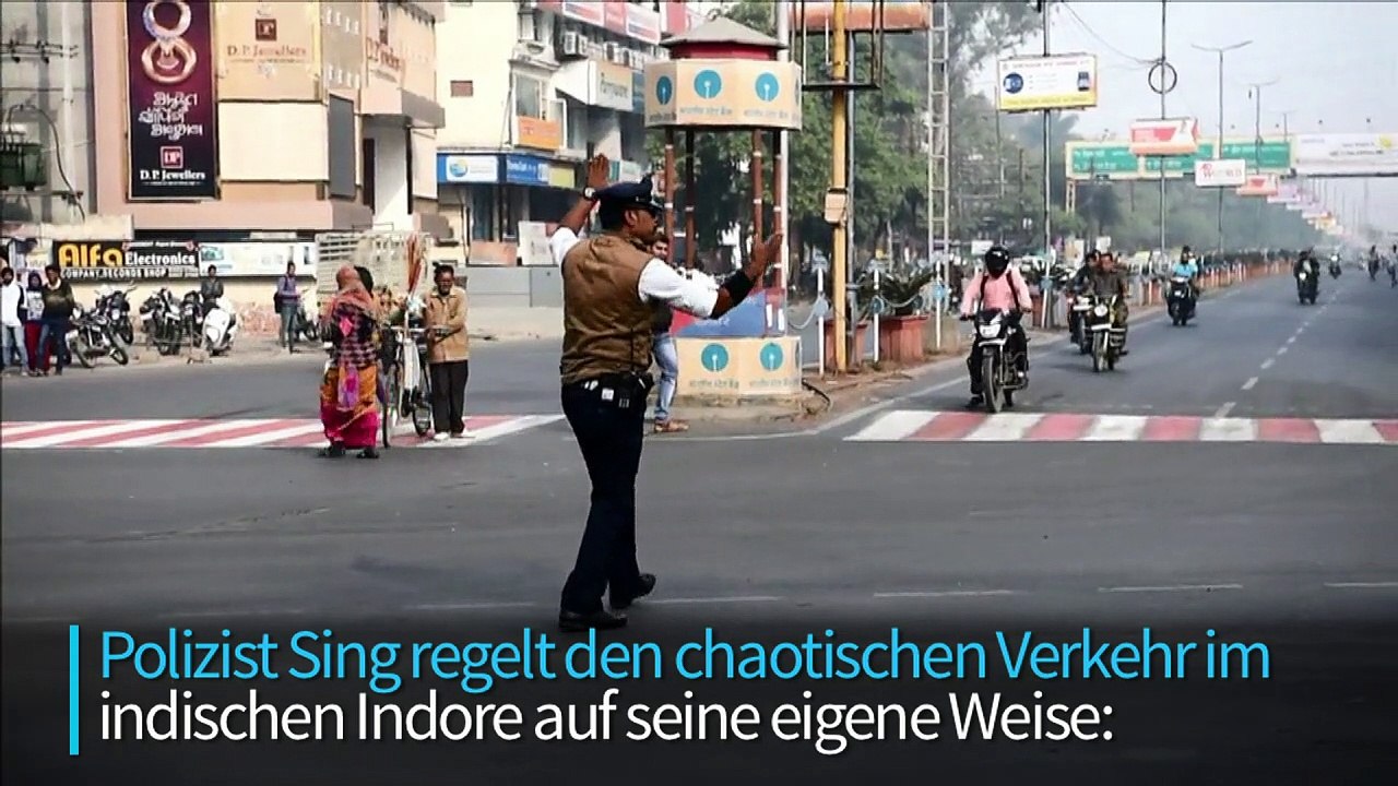 Verkehrspolizist in Indien tanzt den Moonwalk