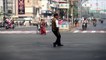 Inde : un policier-danseur régule la circulation grâce au "Moonwalk" de Michael Jackson
