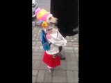 Kız Elbisesi Giyen ve İnsan Gibi Yürüyen Komik Köpek :)