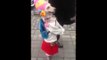 Kız Elbisesi Giyen ve İnsan Gibi Yürüyen Komik Köpek :)