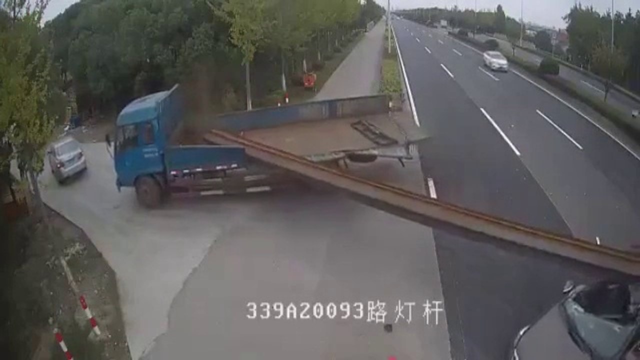 Cette voiture vient s'empaler sur une barre métallique transportée par un camion... Dramatique