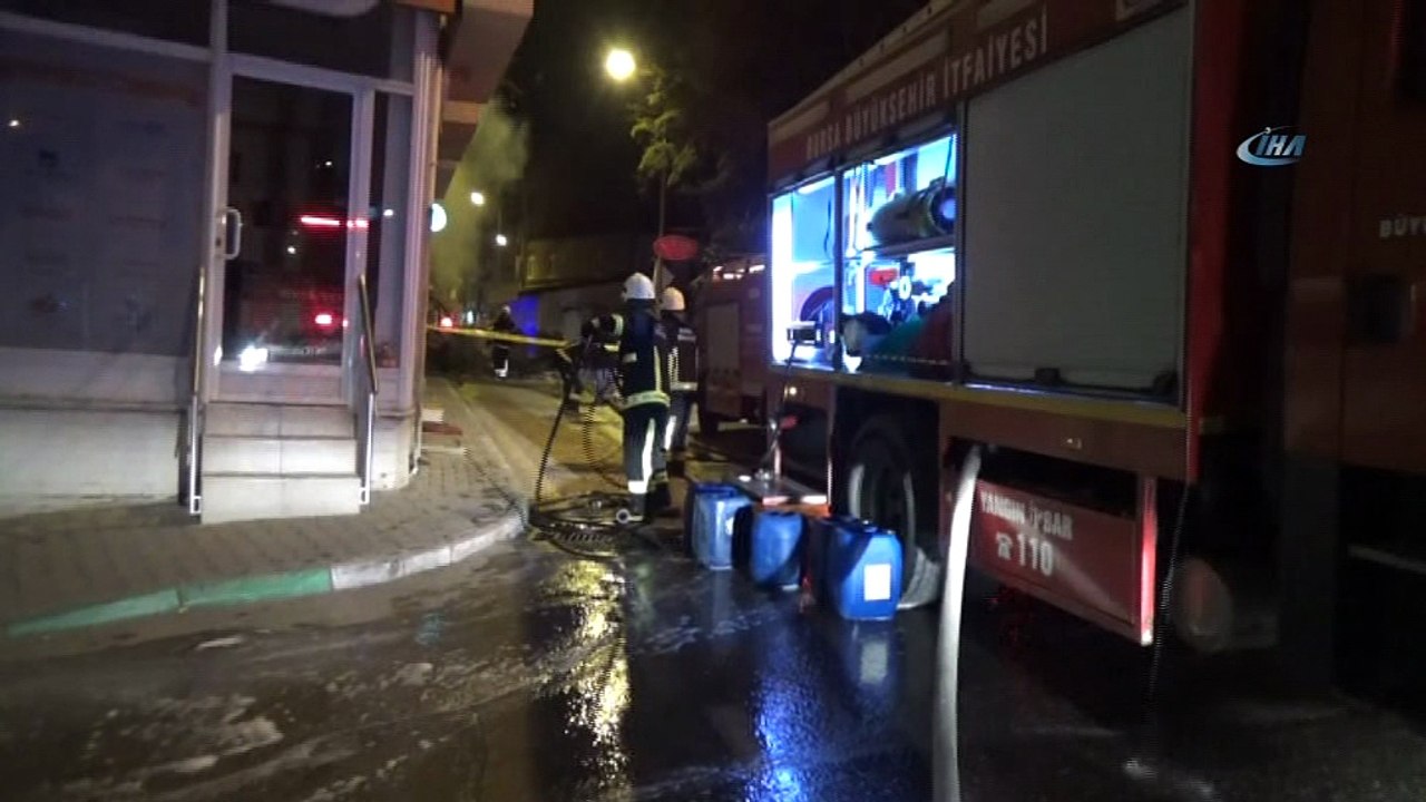 Bursa’da 2 katlı tarihi ahşap bina alev alev böyle yandı