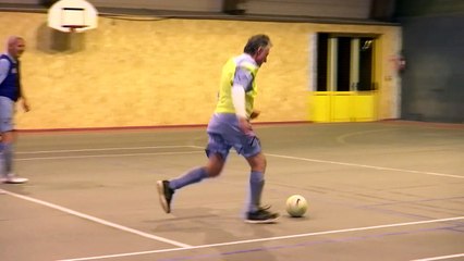 Fútbol caminado para mover a las personas mayores