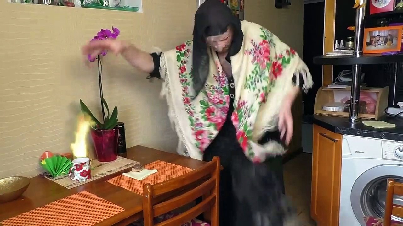 Игра доктор! Зубной врач Лечит Бабу Ягу Ставим Укол�