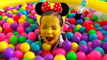 Bad Kid Steals Giant M&M's IRL, Lea