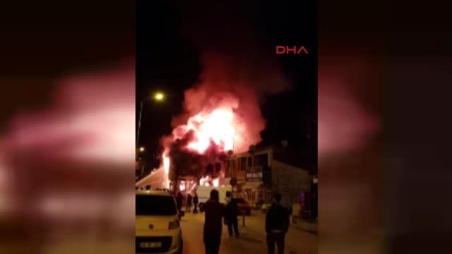 Bursa - 2 Katlı Tarihi Ahşap Bina Alev Alev Yandı