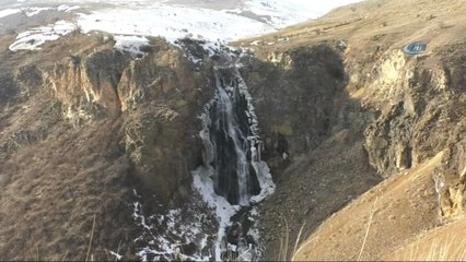 Sıcak havadan şelale de nasibini aldı... Susuz Şelalesinin buzları çözüldü
