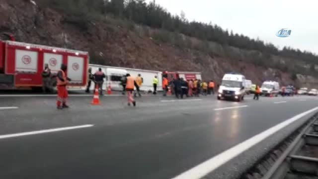 Ankara-İstanbul Otobanında Otobüs Devrildi: 2 Ölü, 20 Yaralı
