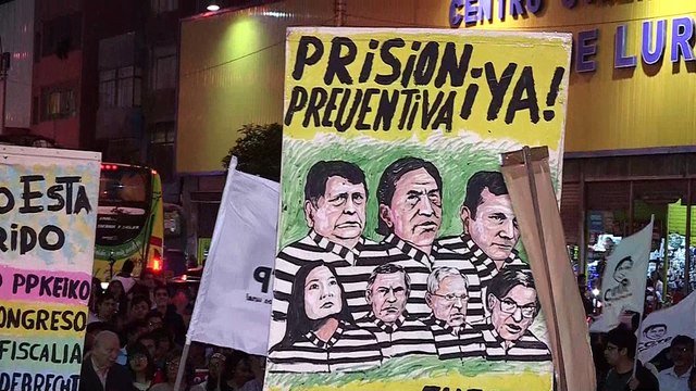 Miles de personas protestan en Perú por el indulto a Fujimori