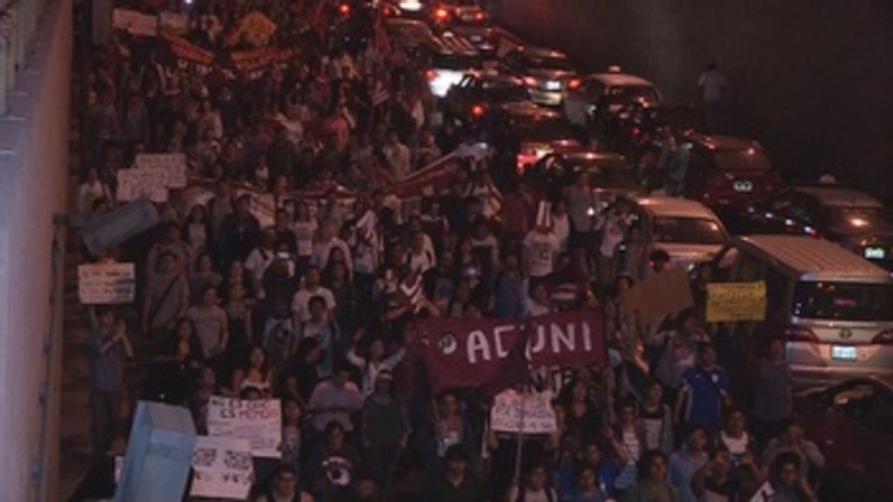 Miles de peruanos llenan calles gritando "indulto a Fujimori es un insulto"