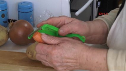 İzmir1-Oğlu İçin Sanal Aşçılık Yapan Saniye Anne, Fenomen Oldu