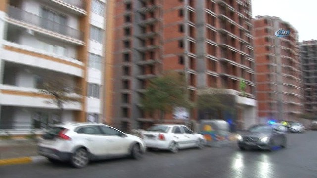 Beylikdüzü'nde lüks sitede bir şahıs iki kadını evin içinde silahla vurarak yaraladı.