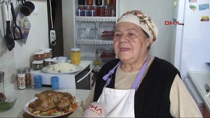 İzmir2-Oğlu İçin Sanal Aşçılık Yapan Saniye Anne, Fenomen Oldu