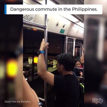 Ce train roule avec les portes grandes ouvertes et les passagers ne bronchent pas!