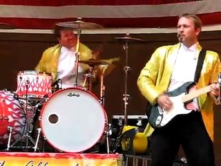 un batteur devient fou lors d'une reprise de ZZ Top