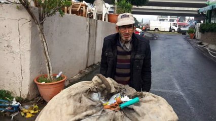 Derme çatma çöp arabası ile günde 50 kilometre yürüyerek 3 çocuk okutuyor