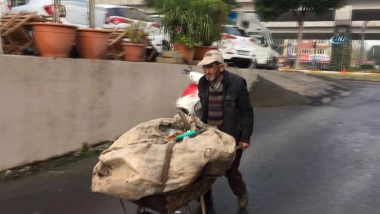 Derme Çatma Çöp Arabası ile Günde 50 Kilometre Yürüyerek 3 Çocuk Okutuyor